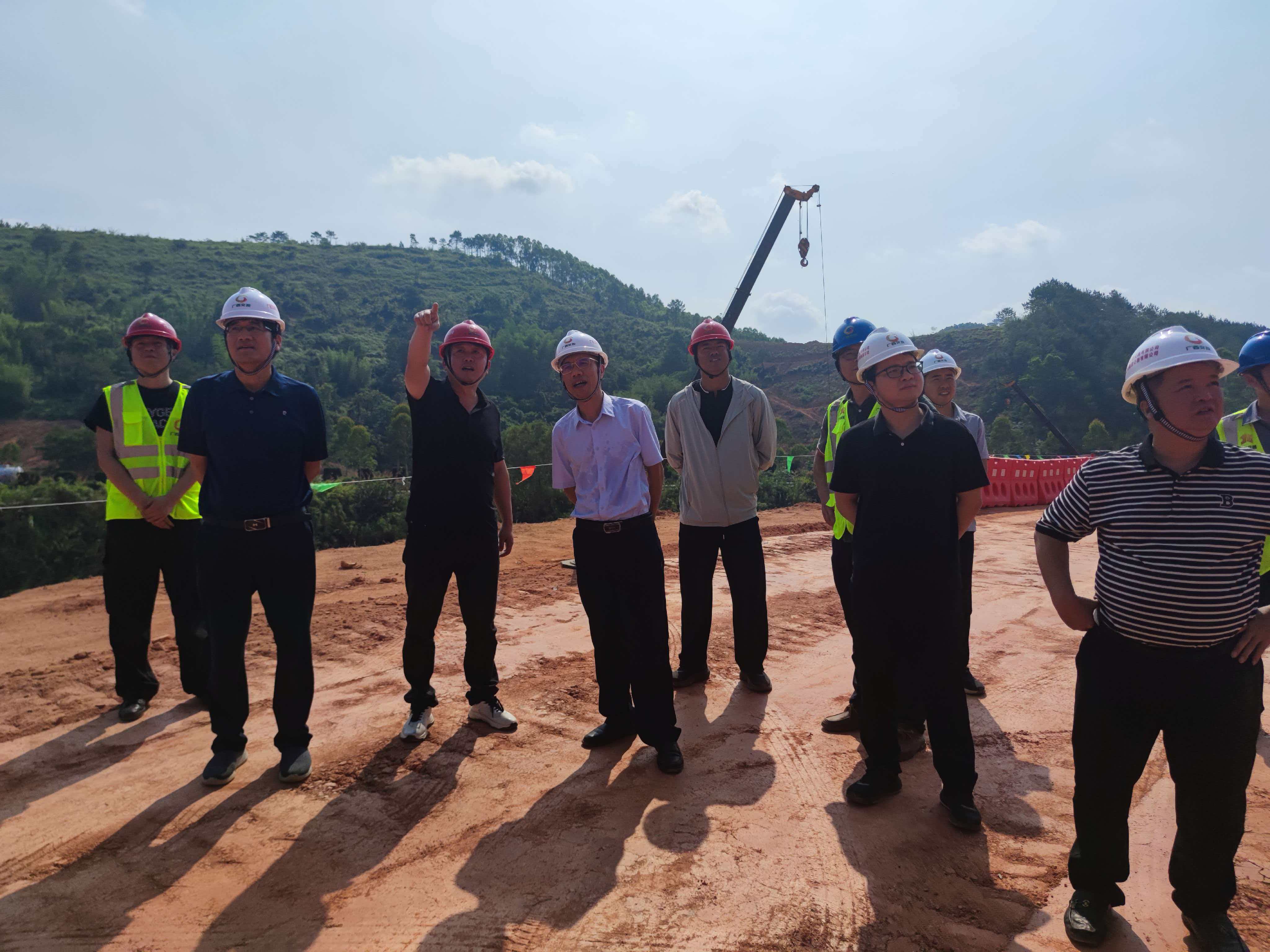 广西高速公路建设专班第四组组长李飞林率队到平容高速、梧州环城南段高速开展 帮扶指导工作